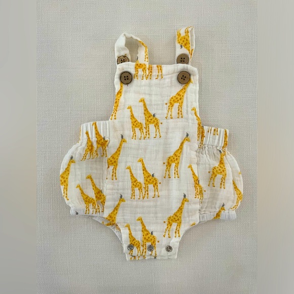 🦒 👶🏻 CUTEST baby romper with giraffe print by Mud Pie in size 0-3 months! - Picture 1 of 7